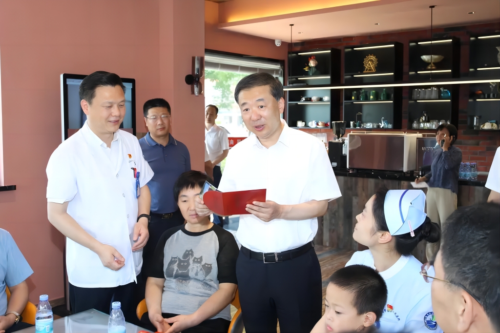 無(wú)錫市委常委、江陰市委書記許峰到市第三人民醫(yī)院調(diào)研