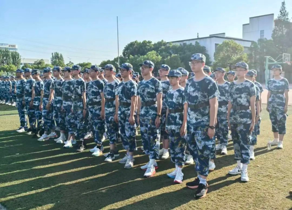 迷彩綻芳華，高中軍訓(xùn)火熱進(jìn)行中
